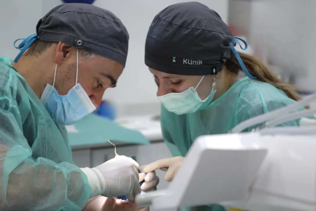 trabajo de odontólogos en clínica dental Klinik